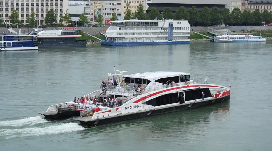 Водное сообщение Вена — Братислава прервано до июня: Twin City Liner поврежлен во время швартовки